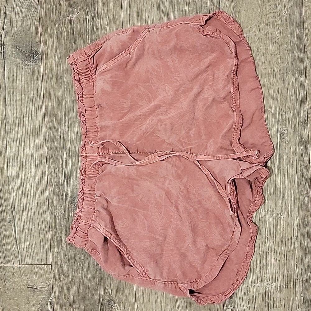 American Eagle women's shorts size M Mauve color never been worn‎